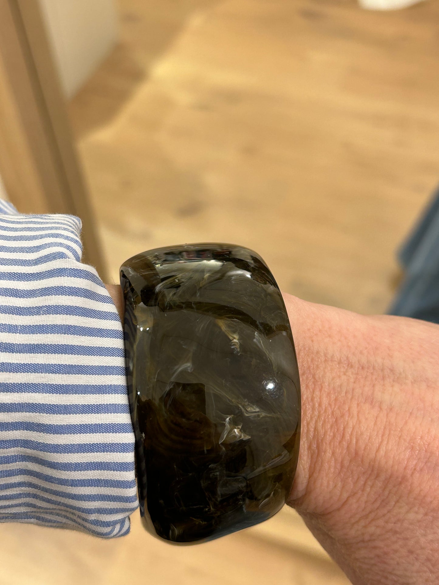 Brazalete de Resina color Marrón Grisáceo