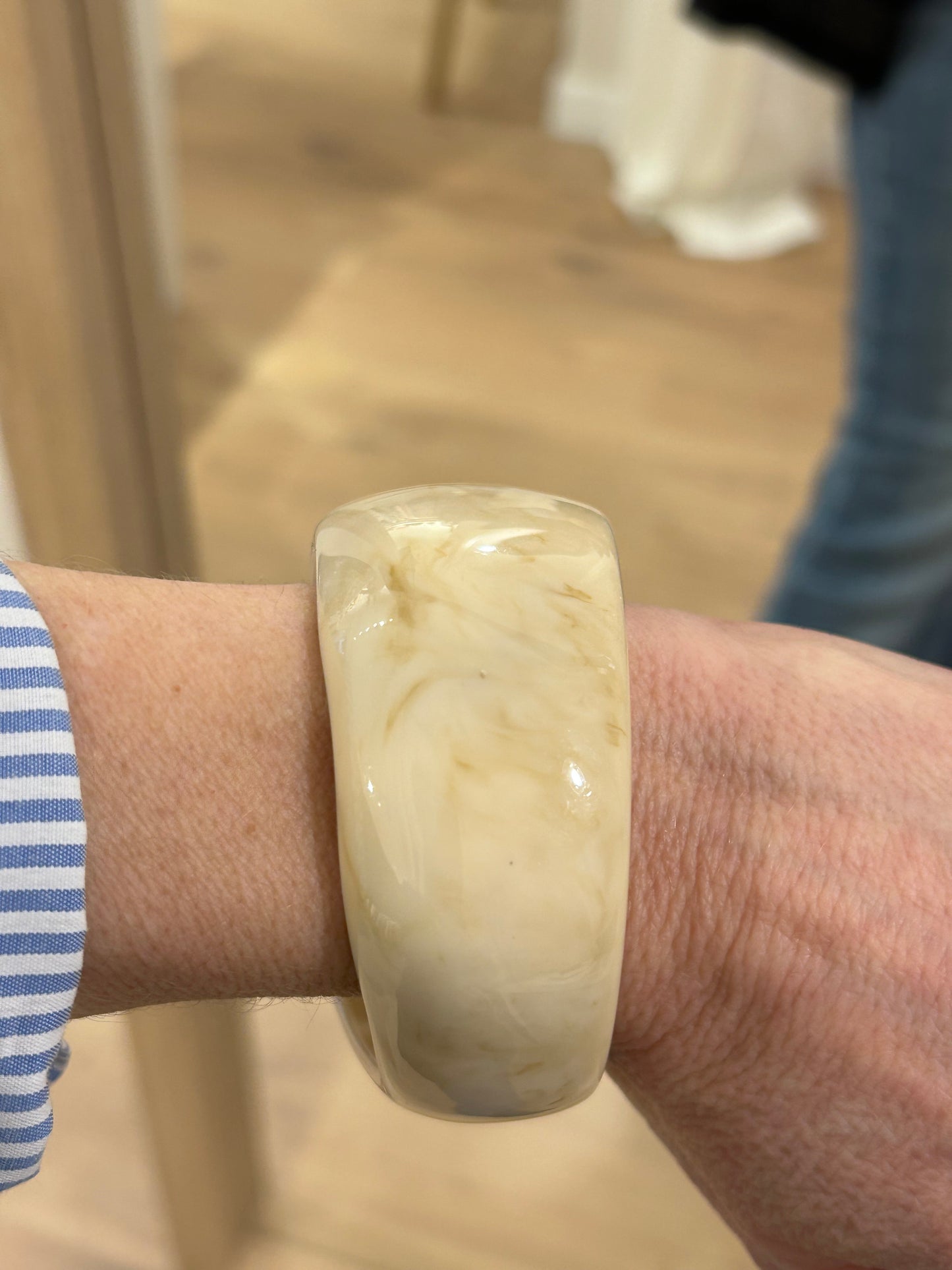 Brazalete de Resina color Marfil