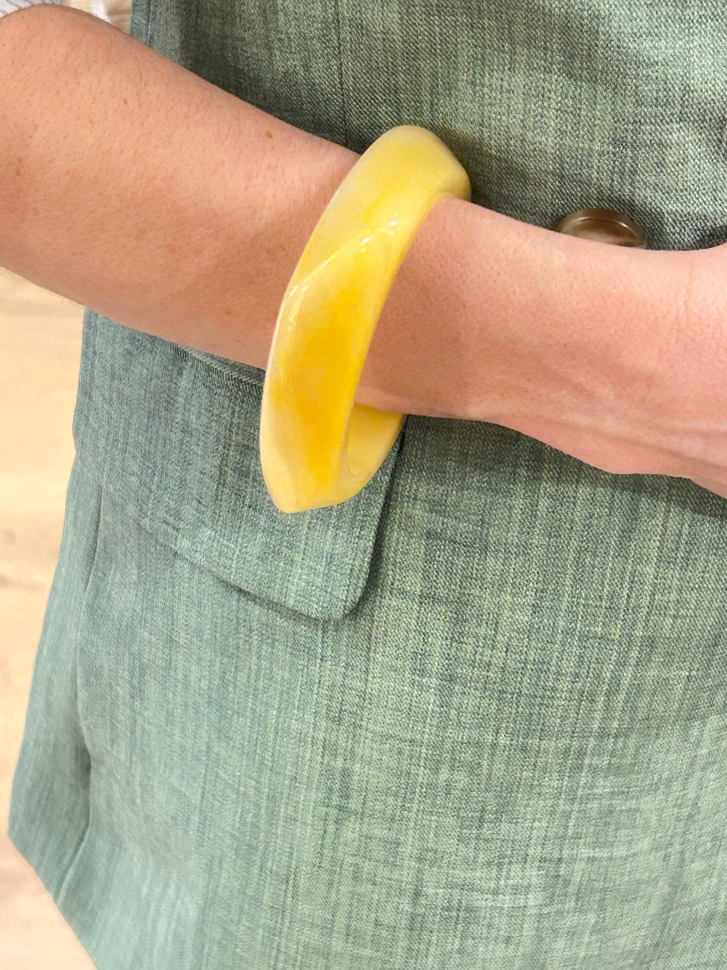 Pulsera cuadrada de Resina - mostaza